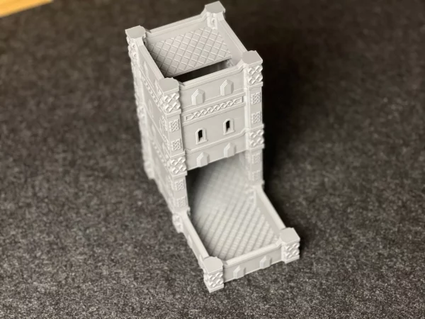 05e48e6b454b09c48ebd30ba61a1a355.jpg Wieża do kości / Dice Tower Szara