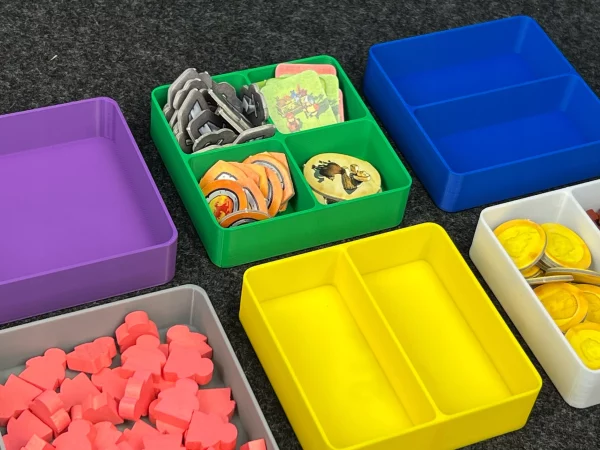 0f197e60cdd3451b951f82aee656e528.jpg Pojemniki/Tacki na zasoby do gier planszowych 8 szt. | GAMU Trays
