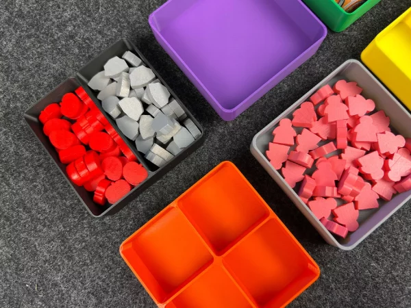 67a8351ca1b3d1701230add5c8aabbdf.jpg Pojemniki/Tacki na zasoby do gier planszowych 8 szt. | GAMU Trays