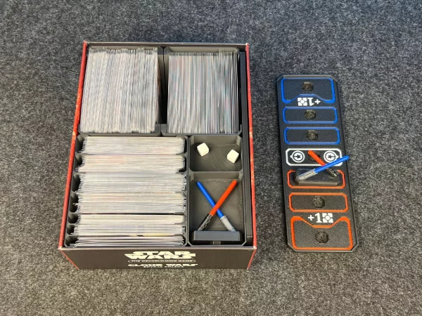 83303486e5ff5ddd6f826ff1ee659d8c.jpg Insert pasujący do gry Star Wars The Deckbuilding Game ORAZ Clone Wars + TOR MOCY