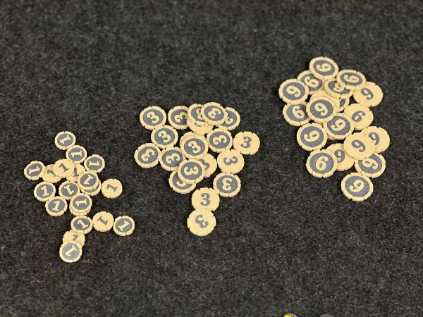 c24b72e2c8582d2db31c7f8c5e89c8ce.jpg Zamienniki żetonów użycia, punktów i pajęczyny pasujące do gry Everdell – 112 szt.