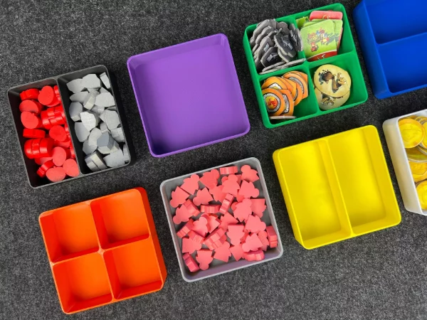c2ace066ff595bce8332eb6485a16e83.jpg Pojemniki/Tacki na zasoby do gier planszowych 8 szt. | GAMU Trays