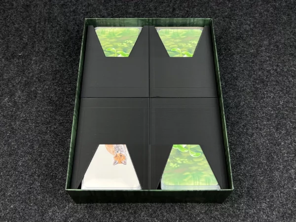 c86f7079c4e509e0ed5708a1c842b1ee.jpg Insert pasujący do gry Leśne Rozdanie i dodatku Alpy