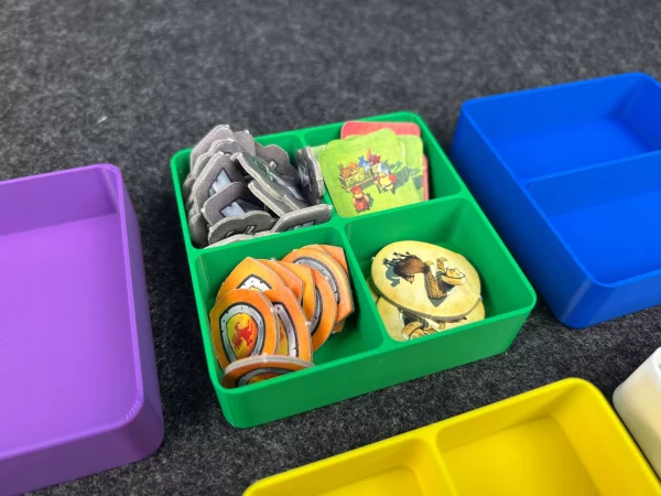ce1238c9d2da5e264b6bc50c6d3c341e.jpg Pojemniki/Tacki na zasoby do gier planszowych 8 szt. | GAMU Trays