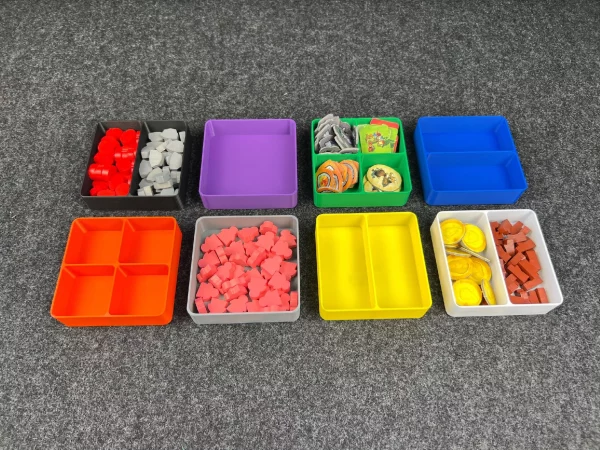 d29f694985224e0fb8bc5160f2c2fc8c.jpg Pojemniki/Tacki na zasoby do gier planszowych 8 szt. | GAMU Trays