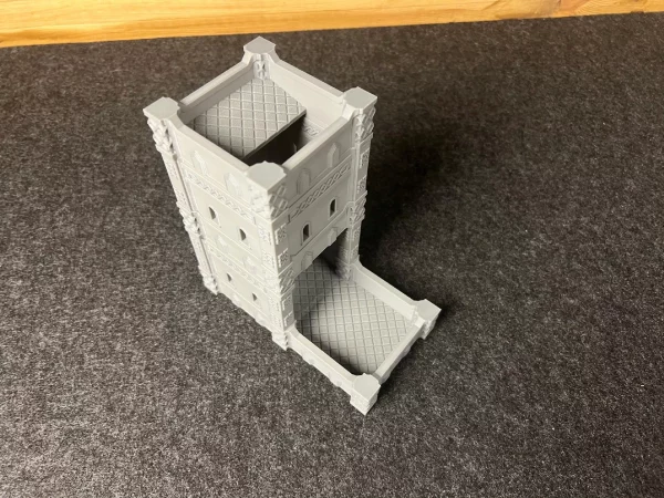 fdb52ea37c8a6492d651700dde15b7f3.jpg Wieża do kości / Dice Tower Szara